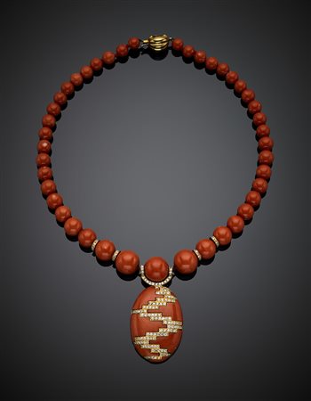 Collana in boules a scalare di corallo arancione con pendente centrale...