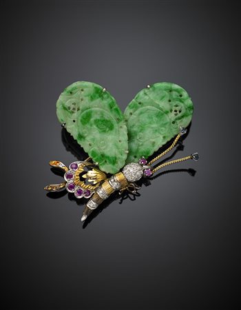 Spilla a guisa di farfalla in oro giallo e bianco con le ali in giadeite,...