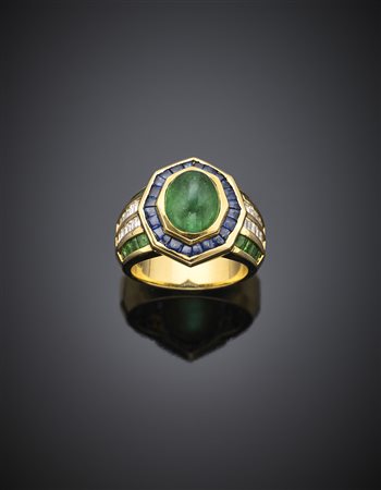 Anello in oro giallo con diamanti, zaffiri e smeraldi, al centro uno smeraldo...