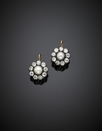 Orecchini in oro giallo e argento con diamanti rotondi e a cuscino a rifinire...