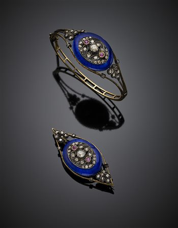 Demi-parure in oro giallo in parte cesellato e argento, composta da spilla 6...