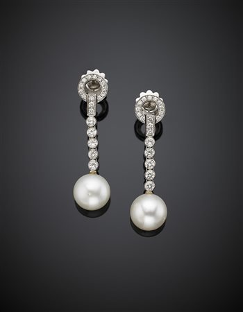 Orecchini pendenti in oro bianco, diamanti per complessivi ct. 1,50 circa e...