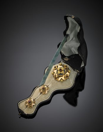 Demi parure in oro giallo rosa in parte cesellato composta da spilla e...