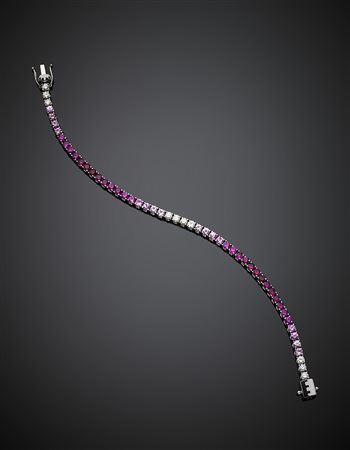 *DI GREGORIOTennis in oro bianco con rubini rotondi sfumati per complessivi...