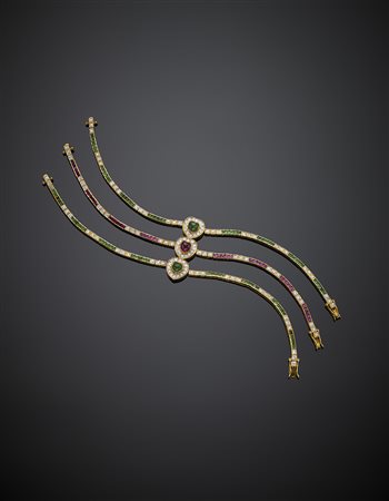 Bracciale a tre file in oro giallo con diamanti rotondi , smeraldi e rubini...