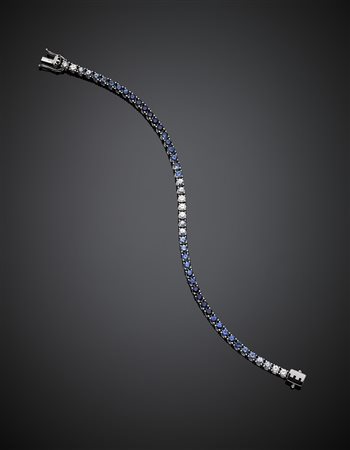 *DI GREGORIOTennis in oro bianco con zaffiri rotondi sfumati per complessivi...