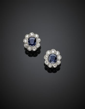 Orecchini a lobo in platino e oro bianco con diamanti rotondi per complessivi...