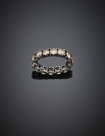 Fedina morbida in oro bianco, rodiato nero con diamanti brown per complessivi...