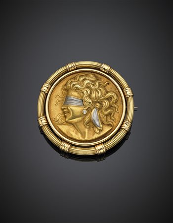 Spilla in oro giallo con allegoria della "Fortuna", dettagli in oro bianco, g...