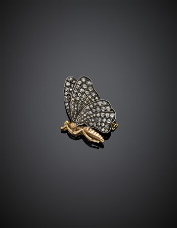 Spilla in oro giallo, rosa e argento a guisa di farfalla con ali chiuse,...