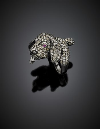Anello in oro rodiato nero a guisa di testa di cane con diamanti brown a pavé...