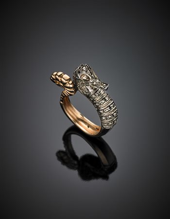 Anello con cavalluccio marino in oro rosso, argento e rifinito in diamanti, g...