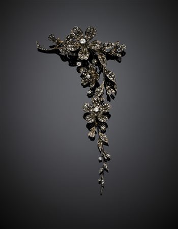 Broche epaulette snodata e en tramblant a guisa di tralcio fiorito in oro...