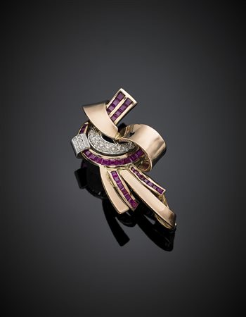 Spilla in oro rosso e bianco, diamanti per complessivi ct. 0,20 circa e...