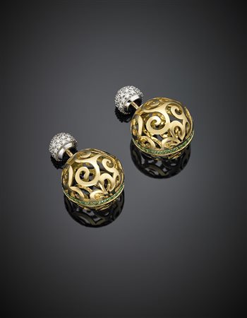 *DI GREGORIOOrecchini a lobo a guisa di boule traforata in oro giallo e...