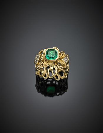 ANNA BOSSIAnello in oro giallo battuto con smeraldo di ct. 1,80 circa e due...