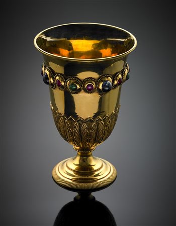 Calice in oro giallo rifinito con smeraldi, zaffiri e rubini cabochon, g...