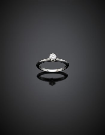 TIFFANY & COAnello in platino con diamante solitario di ct. 0,20 circa, g...