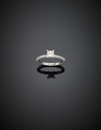 Anello in oro bianco con diamante taglio princess e diamanti più piccoli sul...