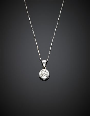 Catenina in oro bianco e pendente con diamante di ct. 0,83 circa, g 5, lungh....