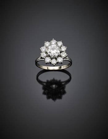 Anello in oro bianco e diamanti, il centrale di ct. 1,53 circa contornato da...