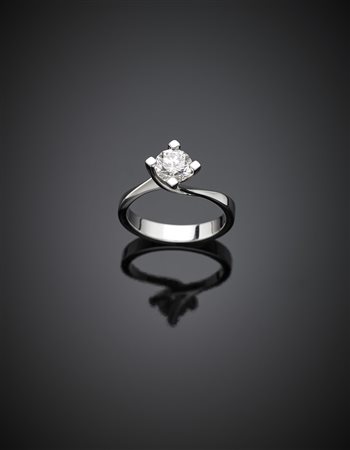 Anello in oro bianco con diamante rotondo taglio a brillante di ct. 0,95...