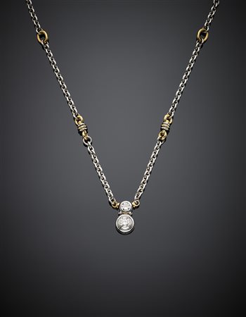 Catena in oro bianco e giallo con centrale snodato rifinito con due diamanti...