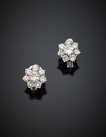 Orecchini a guisa di fiore a lobo con clip in oro bianco e diamanti rotondi...