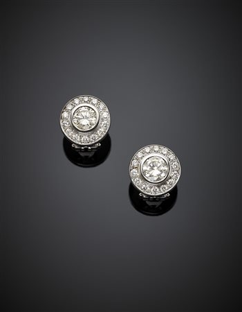 Orecchini in oro bianco con due diamanti rotondi di ct. 1,50 circa e di ct....