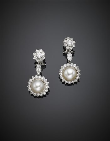 Orecchini pendenti con perno e clip in platino, diamanti rotondi e navette a...