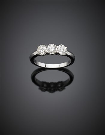 Trilogy in oro bianco con diamanti per complessivi ct. 2,30 circa g 6,75...
