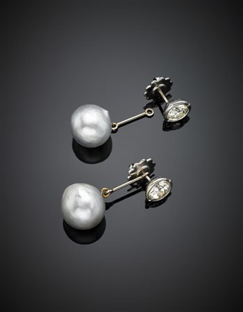 Orecchini in oro bianco con due diamanti rotondi di ct. 1,92 circa e di ct....