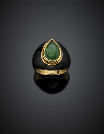 Anello in oro giallo, smeraldo a goccia cabochon di ct. 5,50 circa, rifinito...
