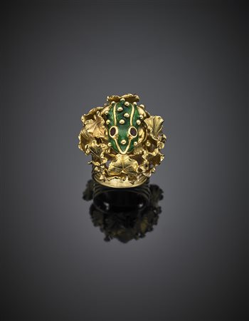 Anello in oro giallo con foglie a tutto tondo e rana in smalto verde....