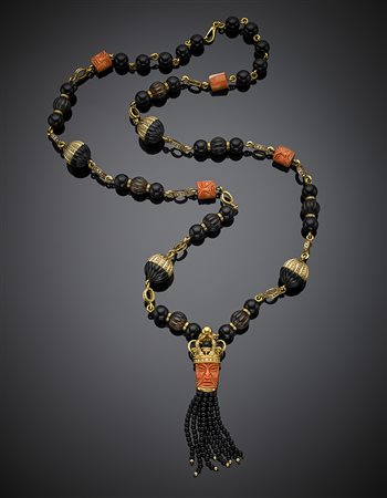 CARTIERCatena lunga in oro giallo, onice, corallo arancione scolpito a guisa...