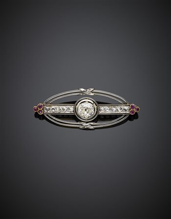 Spilla con diamante a cuscino di ct. 1,20 circa, contorno di diamanti mezza...