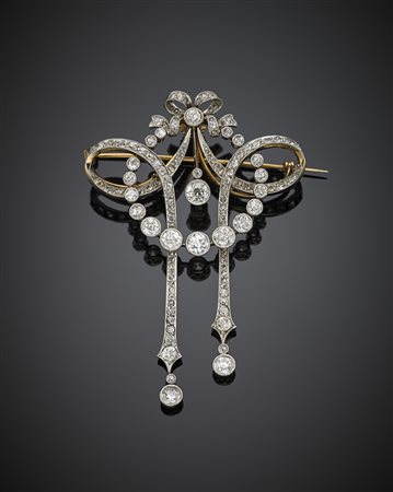 Spilla a volute e nastri in oro giallo e bianco con diamanti rotondi per...