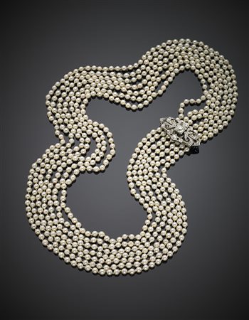 Collana a sette fili di perle coltivate di mm 5.5 circa, chiusura in oro e...