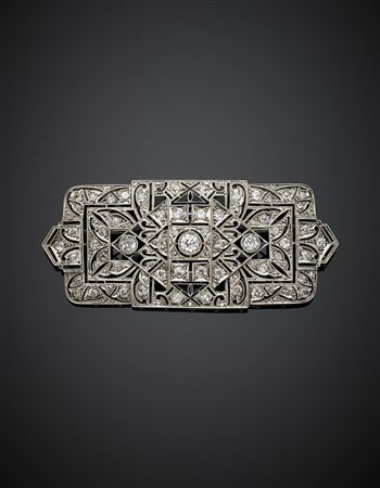 Spilla rettangolare in platino e diamanti rotondi, rifinita in smalto nero, g...