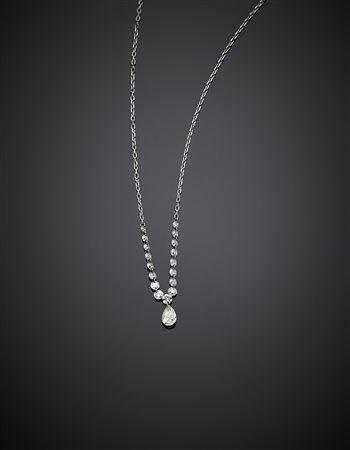 Catenina in oro bianco con centrale in diamanti rotondi a scalare a tenere un...