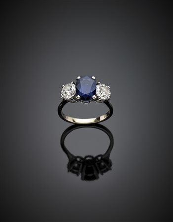 Anello in oro bianco con due diamanti rotondi per complessivi ct. 2 circa e...