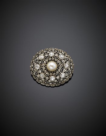 Spilla traforata in platino e oro giallo con diamanti per complessivi ct....