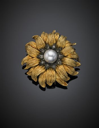 M. BUCCELLATIBroche in oro giallo e argento a guisa di fiore con perla a...