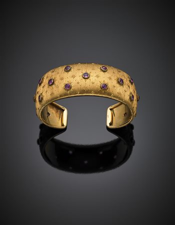 BUCCELLATIBracciale rigido alla schiava in oro giallo cesellato e rubini, g...