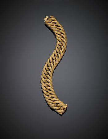 Bracciale in oro giallo a maglia intrecciata e sabbiata, g 65,51, lungh. cm...