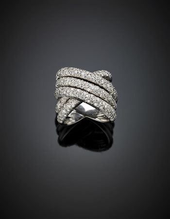Anello in oro bianco a fasce intrecciate con pavé di diamanti per complessivi...