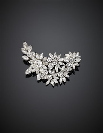Broche in oro bianco a guisa di fiori con diamanti rotondi e a navette per...