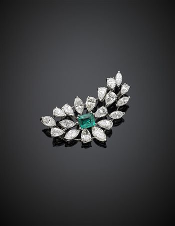 Spilla in platino, diamanti a goccia e navette per complessivi ct. 8,70 circa...