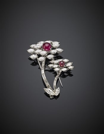 Broche in oro bianco con rubini cabochon ovali, diamanti a marquise e...