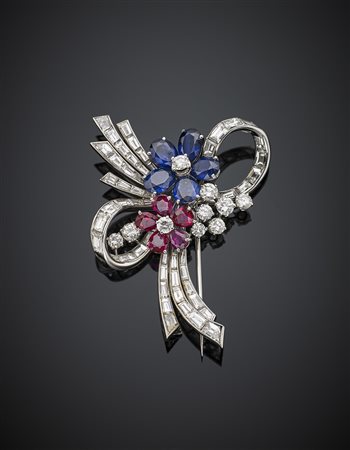 Spilla in platino e oro bianco con diamanti rotondi e baguette per...